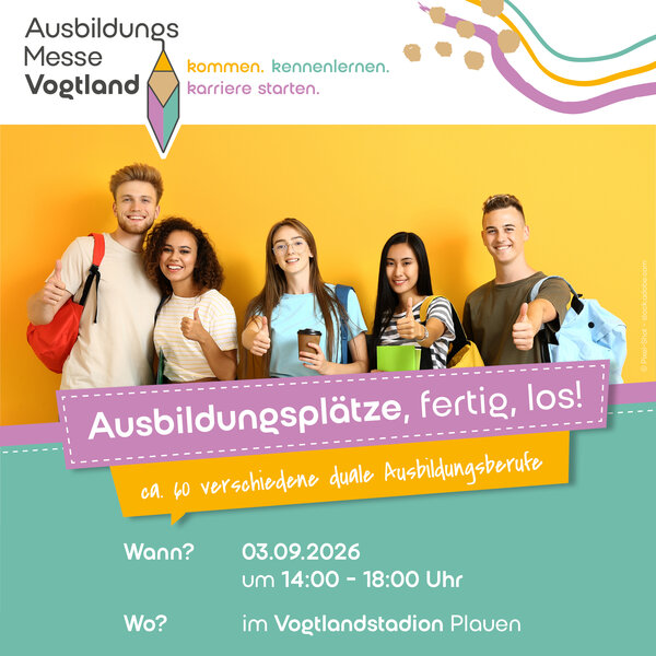 Anzeigenmotiv zur Ausbildungsmesse Vogtland 2026 mit einer Gruppe von Jugendlichen vor gelben Hintergrund.
